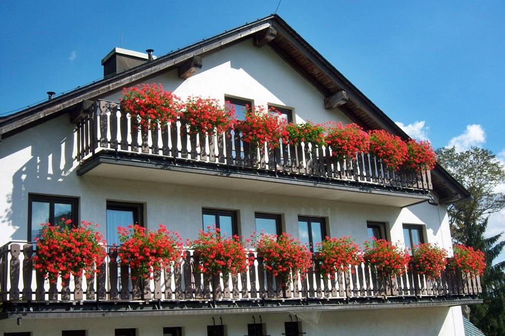 Außenansicht mit Balkons